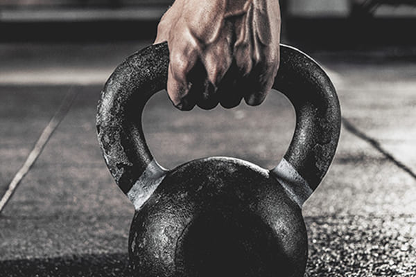 PURE FUNCTIONAL Gewichtheben im PURE Fitenssstudio