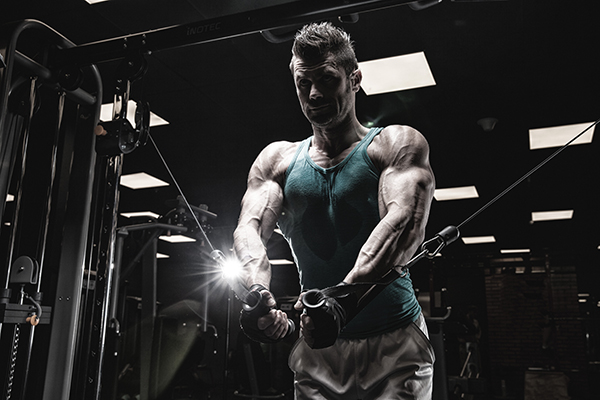 HAMMER STRENGTH Mann treiniert mit Seilzügen