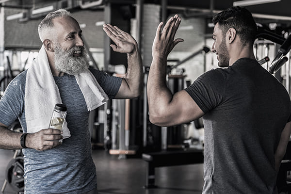 Trainer motiviert einen älteren Herren