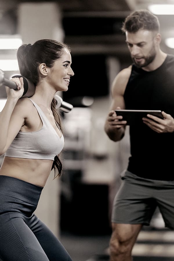 PURE KURSE Trainer motiviert Sportlerin